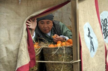 方哈儿的军师住院,他与手下滚地龙日夜守护在医院.