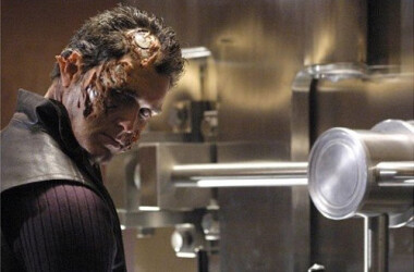 通过整容手术cromartie终于重获人类外貌,然而整容室的监控却将他拍