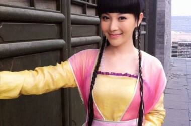 楚留香知道金姑娘也是被人利用,觉得也不该这么轻信张洁洁.便越过高墙