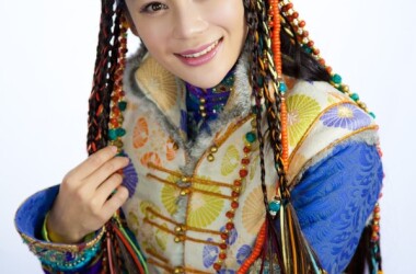 皇太极在城楼下与玉儿散步,突然看见城楼上海兰珠抽打着赛琦雅的脸,赛