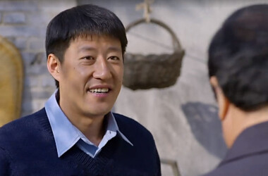 李爷爷来到车站接周武和李英姿他们两个,李英姿因为周武心里惦记着阮