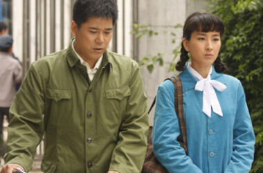 方慧敏意外得知蓝欣在"青阳刺绣厂"工作,又查出她住在马跃民家里,立刻