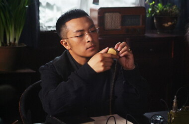 凤凰让叶钊继续潜伏下去,她约他明晚拿着胶卷来见.