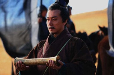 秦孝公赢渠梁在函谷关上薨逝.