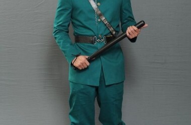 彩蝶,蔷薇及珍珠三人到荐人馆找工作,负责人表示得先支付十元介绍费