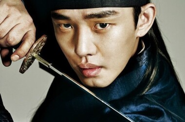 经过尸体周围的李成桂一行人,把刀瞄准了突然站起来想要攻击李成桂的"