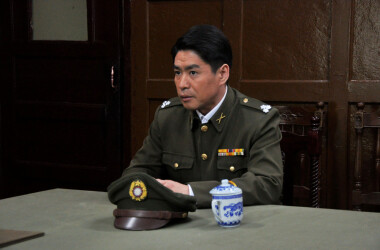 曾诚端着蛋糕给译电处送去,他看到周方淮生日之事上了报纸,周方淮因此