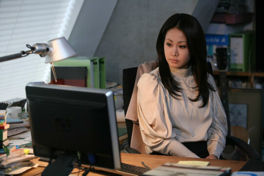 素英简介 素英是智锡的妻子,一个在职场相当得意的