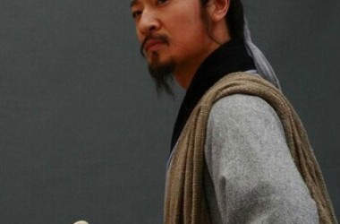 清风寨 武松被捆起来鞭打,在孔府的宋江认出了武松,并化解了他和孔亮