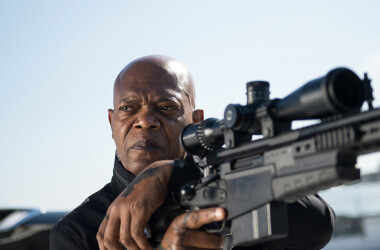 一名职业杀手,由于成为某宗案件的关键证人,因而由重兵护送前往国际