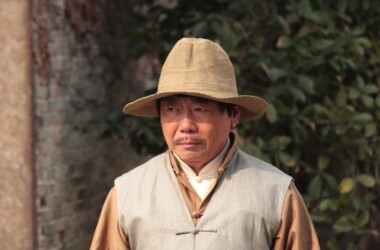 刘士杰心情落寞地从孙翔公司大楼出来,刘亚琪和刘亚苹开车找了过来