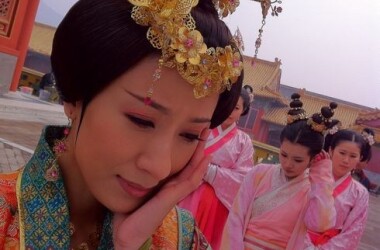 万贵妃找来汪直,要她替自己把御医房里所有的证据抹煞.