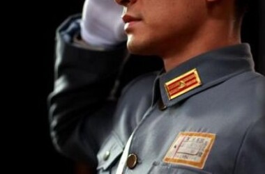 借问英雄何处剧情