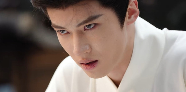 ลู่จั๋วในฉากจากซีรีส์ปลดหน้ากาก ตอนที่ 17